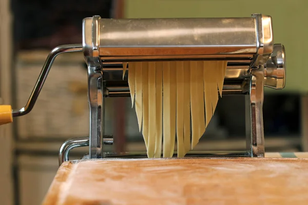 Tészta Gép Elkészítéséhez Spagetti Közelről Nézet Házi Tojásos Tészta Olasz — Stock Fotó