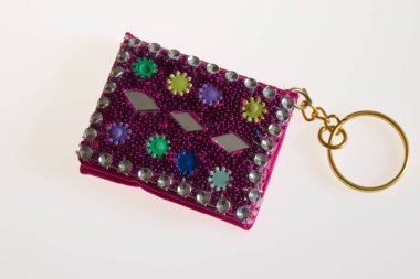 Hint hatırası. Not defteri, anahtarlık. Bir ayna ve boncuğun parçaları hatıraya yapıştırılmıştır. Amber Kalesi, Jaipur.