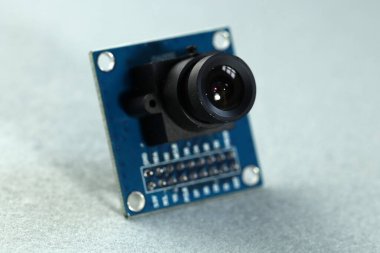 Elektronik bileşenler. Elektronik projelere yerleştirmek için küçük bir kamera. Kapat..