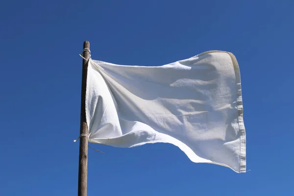 Die Weiße Flagge Gegen Den Blauen Himmel Konzept Der Kapitulation — Stockfoto