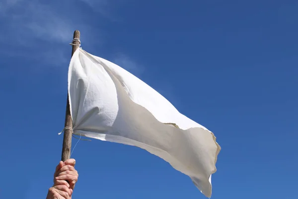 Det Hvide Flag Mod Den Blå Himmel Overgivelse Koncept Hænderne - Stock-foto