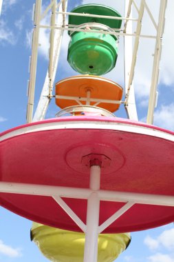 Renkli bir dönme dolap