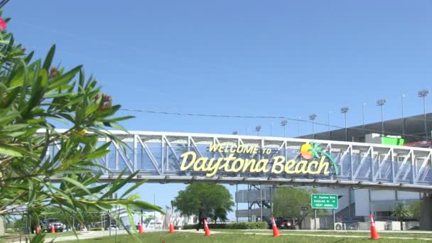 ДЭЙТОНА-БИЧ, штат Флорида, США - 12 июня 2015 года - Знаменитый знак "Добро пожаловать на пляж Дайтона" — стоковое видео