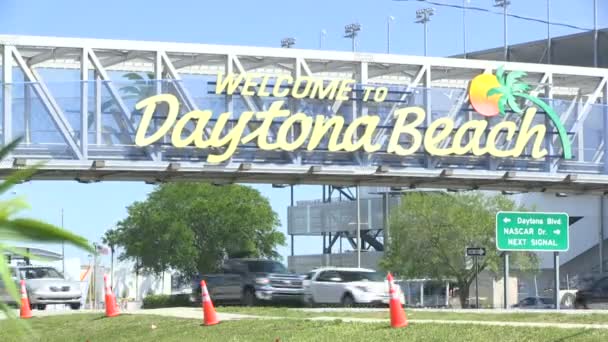 DAYTONA BEACH, FL, EUA - JUNHO 12, 2015 - O icônico cais de Daytona Beach - O icônico sinal de boas-vindas à Daytona Beach — Vídeo de Stock