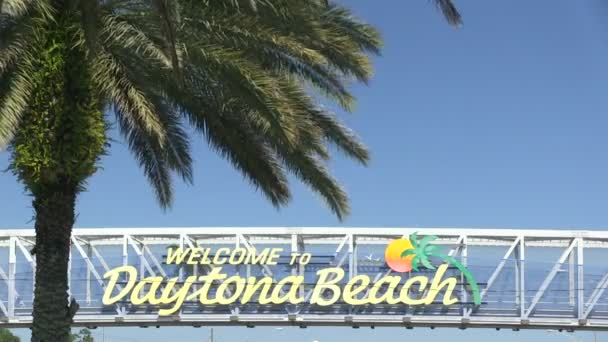 Daytona Beach, ΛΦ, ΗΠΑ - 12 Ιουνίου 2015 - υπογραφή του εμβληματική παραλία Daytona προβλήτα - εικονική Καλώς ορίσατε στην Παραλία Daytona — Αρχείο Βίντεο