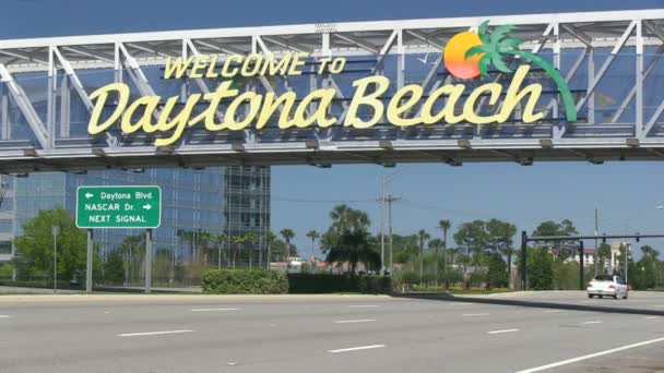 DAYTONA BEACH, FL, Estados Unidos - 12 de junio de 2015 - The iconic Daytona Beach Pier - The iconic Welcome to Daytona Beach sign — Vídeo de stock