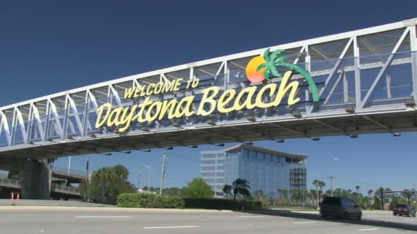 DAYTONA BEACH, FL, EUA - JUNHO 12, 2015 - O icônico cais de Daytona Beach - O icônico sinal de boas-vindas à Daytona Beach — Vídeo de Stock