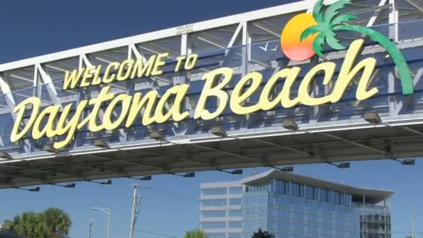 デイトナビーチ, フロリダ州, アメリカ合衆国 - 2015 年 6 月 12 日 - 象徴的なデイトナ ビーチ ピア - デイトナ ビーチへようこそ象徴的な署名します。 — ストック動画