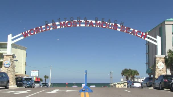 デイトナビーチ、フロリダ州、アメリカ合衆国 - 2015 年 6 月 12 日 - 象徴的なデイトナ ビーチ ピア - デイトナビーチ、フロリダ州で有名なウェルカム サイン — ストック動画