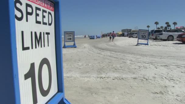 ДЭЙТОНА-БИЧ, Флорида, США - 12 июня 2015 года - Знак скорости на знаменитом пляже Дайтона-Бич — стоковое видео