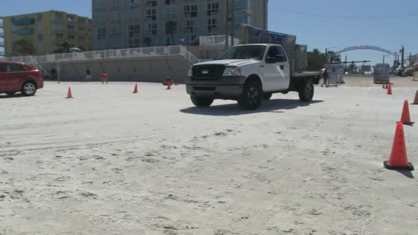 デイトナビーチ、フロリダ州、アメリカ合衆国 - 2015 年 6 月 12 日 - 象徴的なデイトナ ビーチ ピア - デイトナビーチのビーチにトラック ドライブ — ストック動画