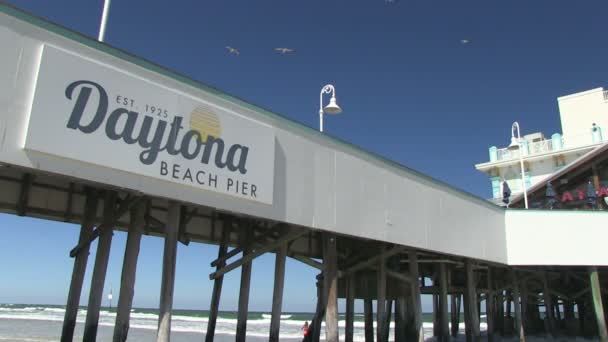 デイトナビーチ、フロリダ州、アメリカ合衆国 - 2015 年 6 月 12 日 - 象徴的なデイトナ ビーチ桟橋 — ストック動画