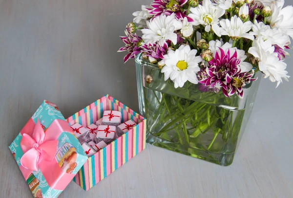 Vazoda çiçek ve çikolata ile