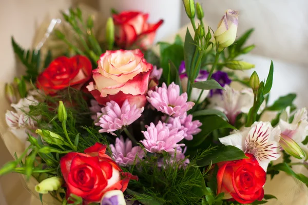 Buquê de flores com rosas Fotos De Bancos De Imagens Sem Royalties