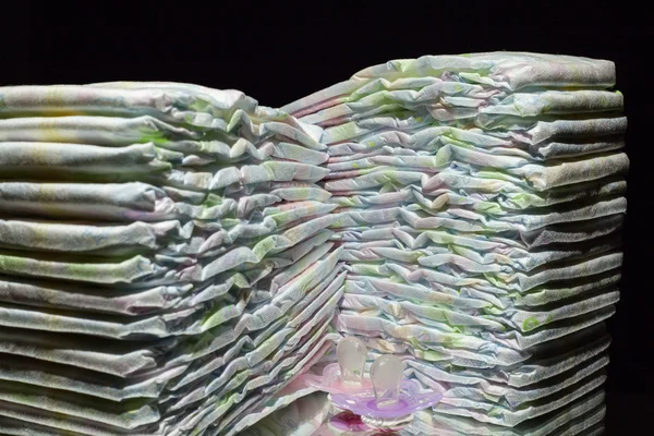 İki deste çocuk bezi ve emzikler