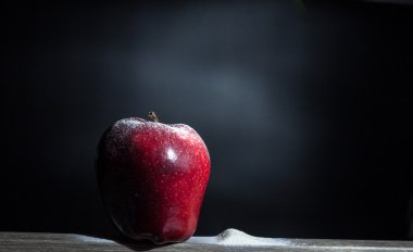 Un içinde kırmızı elma