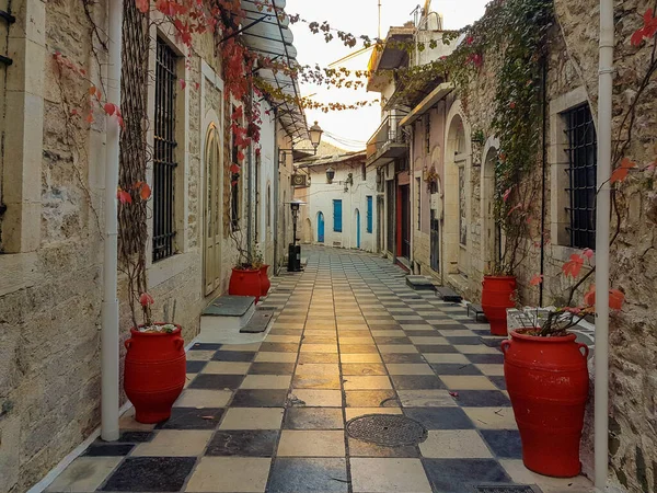 İoannina City Grreece 'in manzaralı caddesinde eski geleneksel taş evler