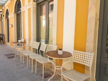 Sonbahar Yunanistan 'ında preveza şehir yolları ve binalar kahve dükkanları