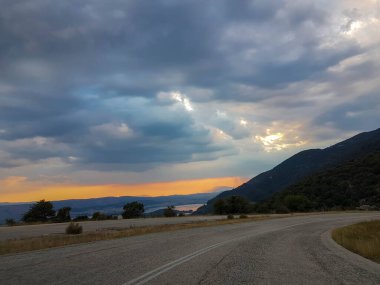 Mitsikeli dağ yolundan akşam renklerinde ioannina