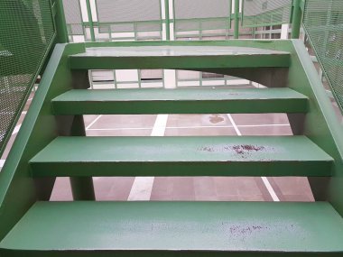 Pencerenin içindeki merdivenler İoannina Yunan Devlet Üniversitesi mimari binası