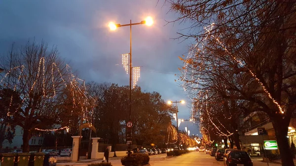 Xmas Natal Fundo Cidade Bolas Ligths Fitas Frente Loja Cores — Fotografia de Stock