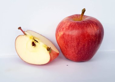 Elma meyvesi olgunlaşmış kırmızı izoded beyaz arka plan