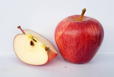 Elma meyvesi olgunlaşmış kırmızı izoded beyaz arka plan