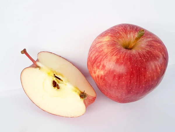 แอปเป ลผลไม แดงโดดเด ยวพ นหล ขาว — ภาพถ่ายสต็อก