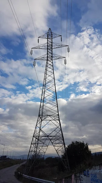 Elektriciteit Pylonen Koorden Blauwe Lucht Wolken Achtergrond — Stockfoto
