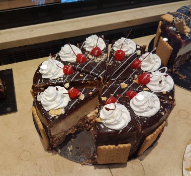 Pasta dilimi, bir dükkanın önünde vişneli, çikolatalı şekerler.