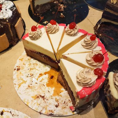 Pasta dilimi, bir dükkanın önünde vişneli, çikolatalı şekerler.