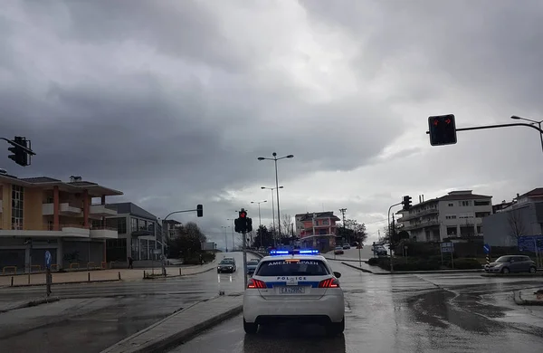Policyjny Samochód Niebieski Światło Deszczowe Zachmurzone Niebo Grecji — Zdjęcie stockowe
