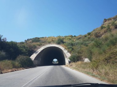 Soldaki Yunanca 'da tünel karayolu taşımacılığı sert ışık alıyor