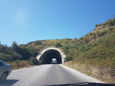 Soldaki Yunanca 'da tünel karayolu taşımacılığı sert ışık alıyor