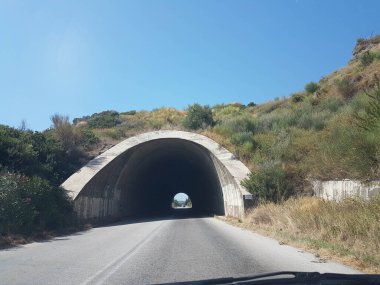 Soldaki Yunanca 'da tünel karayolu taşımacılığı sert ışık alıyor