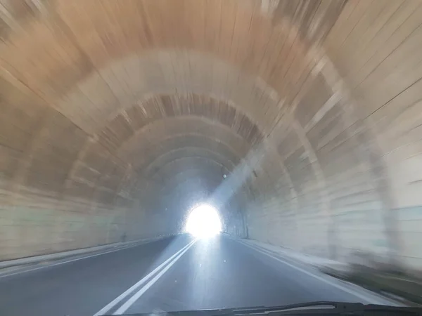 Tunnel Straßenverkehr Hartes Licht Ende Lefkada Griechenland — Stockfoto