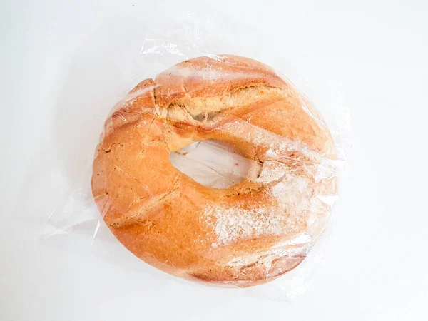 用塑料袋包好面包以保存新鲜的孤立物 — 图库照片