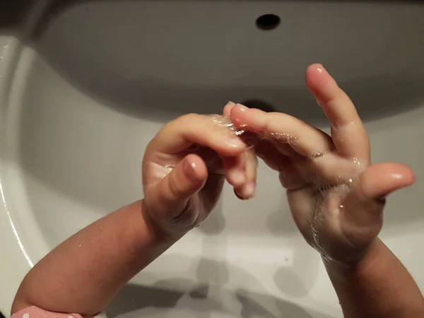 Lavado Limpieza Sucio Mano Niño Cuidado Salud Cuenca Agua Burbujas —  Fotos de Stock