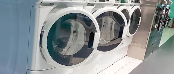 Laundry Shop Wahs Machines Empty Open Doors — Stock Photo, Image