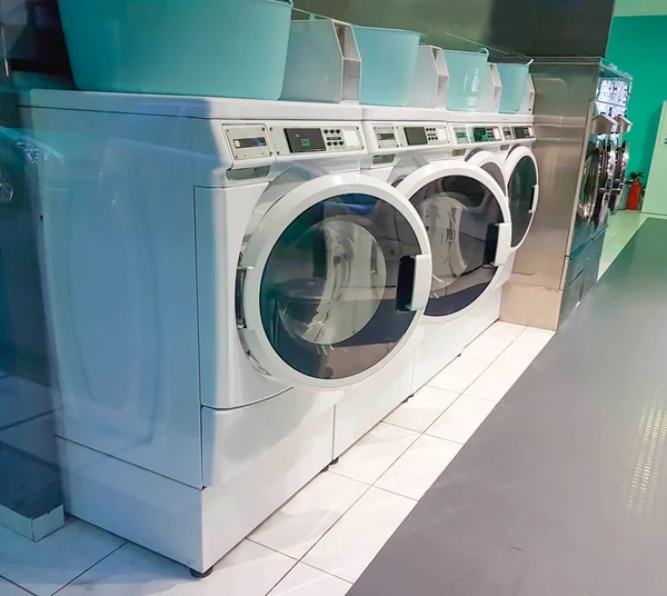 Laundry Shop Wahs Machines Empty Open Doors — Stock Photo, Image