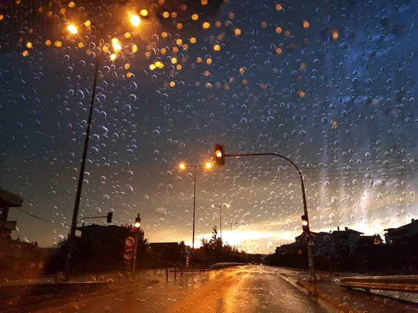 Gotas Lluvia Vidrio Del Coche Mientras Conduce Noche Lluvia Niebla — Foto de Stock