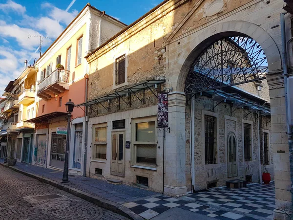 イオアニナシティ旧市街の道路や建物はギリシャ語で午後を空に — ストック写真