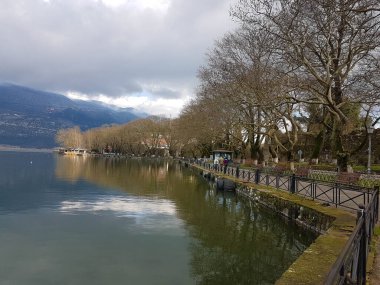 İoannina Gölü Akşamında kış mevsiminde Yunanistan 'da birçok ağaç kaldırımı