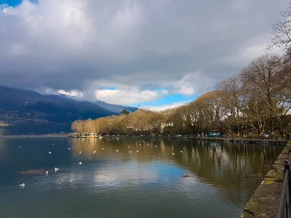 Ioannina Lac Soir Saison Hiver Beaucoup Arbres Chaussée Grèce — Photo
