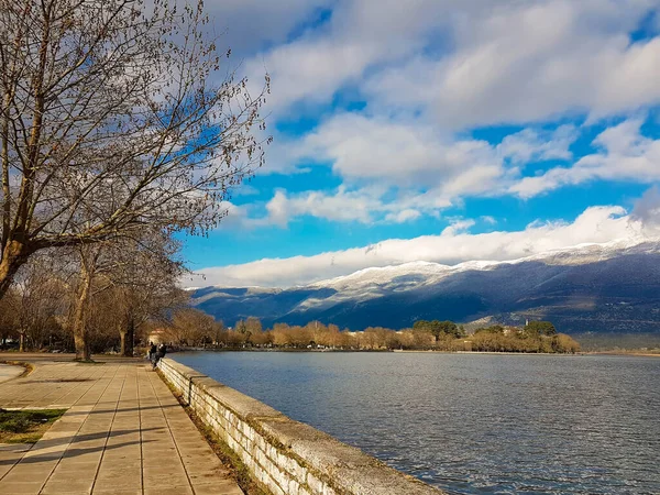 Ioannina Lago Noite Inverno Temporada Muitas Árvores Estrada Pavimento Grécia — Fotografia de Stock