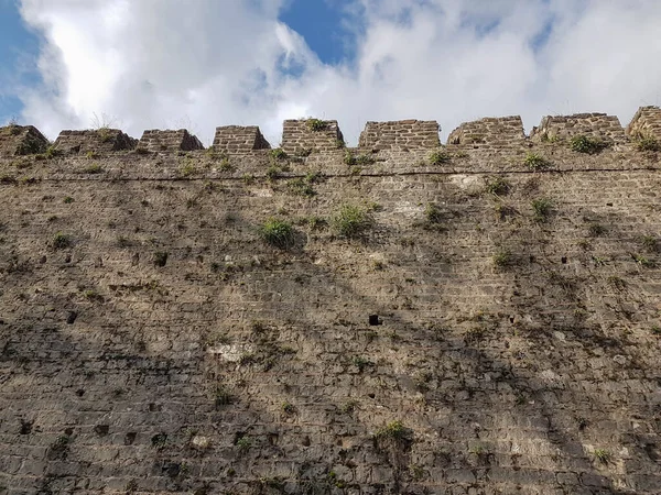 의높은 성벽에 바위들 — 스톡 사진
