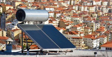 Çatıdaki güneş ısıtıcı panelleri alternatif enerji şehir binalarının çatıları kırmızı