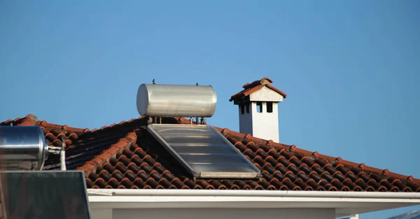 Sıcak su için güneş ısıtıcısı güneşli kış gününde çatıda.