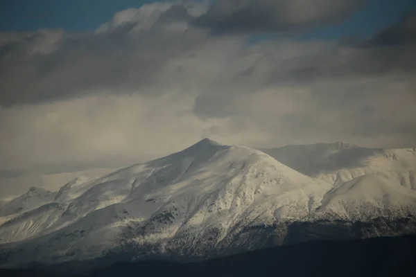 Berg Pick Met Sneeuw Zon Top Wolken Ijs Winter Achtergrond — Stockfoto