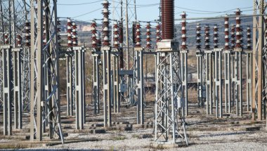 Elektrik santrali elektrik direklerini aktarıyor. Elektrik enerjisi.